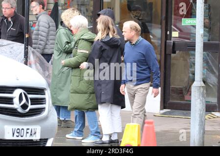 Toby Jones, Julie Hesmondhalgh che filma un dramma ITV Mr Bates VS The Post Office di Llandudno, basato su una vera storia di ingiustizia di Alan Bates, un sub-direttore delle poste che ha deciso di combattere contro uno scandaloso aborto spontaneo della giustizia. I sub-direttori delle poste e le postmiste innocenti sono stati erroneamente accusati di furto, frode e falsa contabilità. Foto Stock