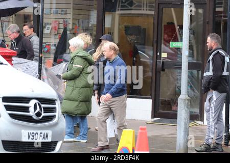 Toby Jones, Julie Hesmondhalgh che filma un dramma ITV Mr Bates VS The Post Office di Llandudno, basato su una vera storia di ingiustizia di Alan Bates, un sub-direttore delle poste che ha deciso di combattere contro uno scandaloso aborto spontaneo della giustizia. I sub-direttori delle poste e le postmiste innocenti sono stati erroneamente accusati di furto, frode e falsa contabilità. Foto Stock