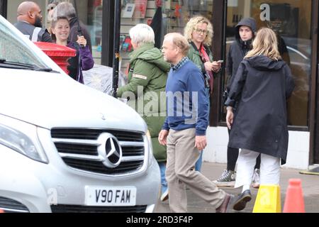 Toby Jones, Julie Hesmondhalgh che filma un dramma ITV Mr Bates VS The Post Office di Llandudno, basato su una vera storia di ingiustizia di Alan Bates, un sub-direttore delle poste che ha deciso di combattere contro uno scandaloso aborto spontaneo della giustizia. I sub-direttori delle poste e le postmiste innocenti sono stati erroneamente accusati di furto, frode e falsa contabilità. Foto Stock