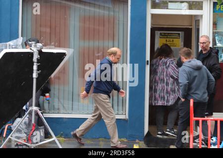 Toby Jones, Julie Hesmondhalgh che filma un dramma ITV Mr Bates VS The Post Office di Llandudno, basato su una vera storia di ingiustizia di Alan Bates, un sub-direttore delle poste che ha deciso di combattere contro uno scandaloso aborto spontaneo della giustizia. I sub-direttori delle poste e le postmiste innocenti sono stati erroneamente accusati di furto, frode e falsa contabilità. Foto Stock