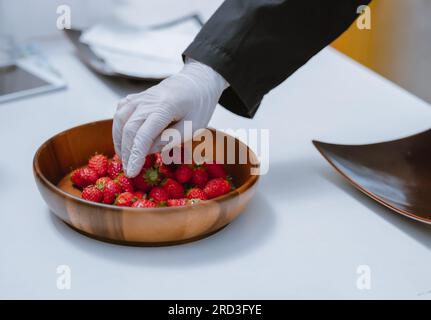 Una rivoluzionaria e avanzata azienda agricola automatizzata di fragole al coperto offre rese elevate per tutto l'anno. Controlla in modo efficiente clima, temperatura, umidità, ecc. Foto Stock