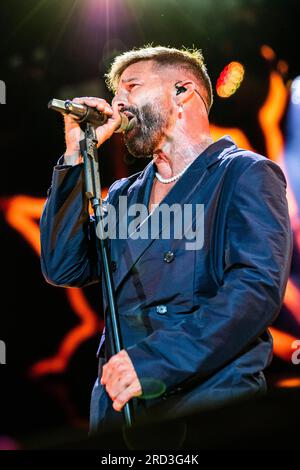 Locarno, Svizzera. 17 luglio 2023. Il cantautore e attore portoricano RICKY MARTIN si esibisce dal vivo sul palco di Piazza grande durante il "Moon & Stars Festival". Crediti: Rodolfo Sassano/Alamy Live News Foto Stock