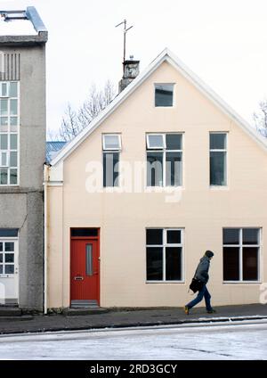 Uomo che cammina per strada a Reykjavik, Islanda. Foto Stock