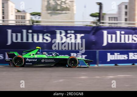 Nick Cassidy dell'Australia e Envision Racing gareggiano durante il 14° round di qualificazione dell'ABB Formula e World Championship 2023 Hankook Rome e-Prix. Foto Stock