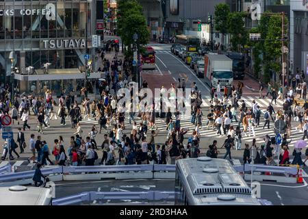 TOKYO, GIAPPONE - 21 GIUGNO 2023: Folle di turisti e pedoni al famoso Shibuya Scramble Crossing nel centro di Tokyo. Foto Stock