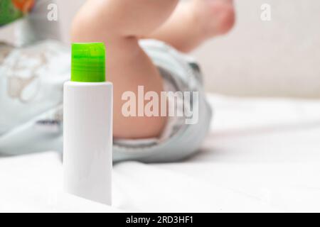 Olio idratante con vitamina per la cura della pelle secca del bambino. Primo piano Foto Stock