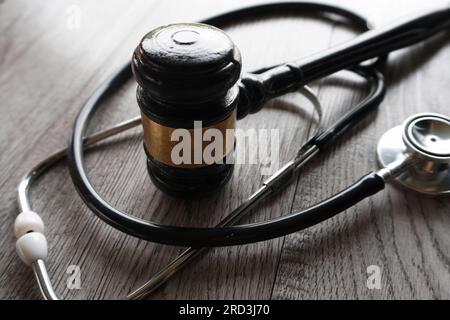 Giudicare il gavel e lo stetoscopio. Giurisprudenza medica e concetto di diritto medico Foto Stock