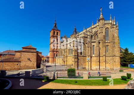 Vista esterna del Palazzo Episcopale di Gaudis e della Cattedrale di Astorga. Astorga (León), Spagna. Foto Stock