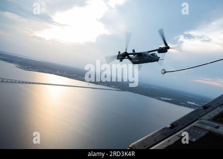 Un CV-22 Osprey dell'8th Special Operations Squadron rifornisce un MC-130J Commando II, 15th Special Operations Squadron, sopra la Costa Smeralda durante l'operazione Centennial Contact, 27 giugno 2023, commemorando 100 anni di rifornimento aereo. I C-130 modificati dell'Air Force Special Operations Command, dal HC-130P/N Combat King al MC-130J Commando II, sono stati una componente integrante per il rifornimento di aerei per operazioni speciali dal 1990, una capacità vitale che estende la portata, la flessibilità e la letalità dell'Air Force. Foto Stock