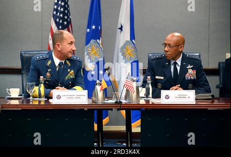 Il capo di stato maggiore dell'aeronautica generale CQ Brown Jr. Ospita una discussione con il capo dello staff dell'aeronautica rumena il tenente generale Viorel Pană al Pentagono, Arlington, Va., 27 giugno 2023. Foto Stock