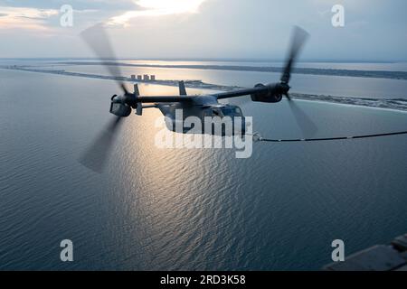 Un CV-22 Osprey dell'8th Special Operations Squadron rifornisce un MC-130J Commando II, 15th Special Operations Squadron, sopra la Costa Smeralda durante l'operazione Centennial Contact, 27 giugno 2023, commemorando 100 anni di rifornimento aereo. I C-130 modificati dell'Air Force Special Operations Command, dal HC-130P/N Combat King al MC-130J Commando II, sono stati una componente integrante per il rifornimento di aerei per operazioni speciali dal 1990, una capacità vitale che estende la portata, la flessibilità e la letalità dell'Air Force. Foto Stock