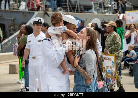 230628-N-EU502-1445 SAN DIEGO (28 giugno 2023) – Un marinaio assegnato al cacciatorpediniere guidato-missile classe Arleigh Burke USS Decatur (DDG 73) bacia sua moglie dopo che la nave è arrivata alla base navale di San Diego il 28 giugno 2023. Decatur, una parte del Nimitz Carrier Strike Group, tornò dopo sette mesi di dispiegamento nelle aree operative della 3rd e 7th Fleet. Durante il dispiegamento, il Nimitz Strike Group condusse operazioni nella settima flotta degli Stati Uniti, tra cui: Operazioni di deterrenza e presenza; esercitazioni multinazionali; addestramento integrato multidominio; esercitazioni di attacco marittimo a lungo raggio; anti-sommergibile Foto Stock