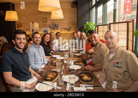 Capitano David Adams, comandante, Fleet Activities Sasebo (CFAS), comandante in capo del comando Dennis Hunt, assegnato al CFAS, capitano Antonio Hyde, vice commodoro del Mine Countermeasures Squadron 7 e U.S. I funzionari della delegazione del personale del Congresso (STAFFDEL) posano per una foto durante un pranzo a Sasebo, in Giappone, il 28 giugno 2023. I funzionari della STAFFDEL hanno visitato Sasebo in qualità di partecipanti al progetto Kakehashi del ministero degli affari esteri giapponese, volto a promuovere una migliore comprensione della politica, della società, della cultura, della storia e della politica estera giapponese da parte dei rappresentanti delle nazioni nordamericane. Foto Stock