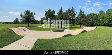 Lawrence, Kansas - 17 luglio 2023: Skatepark at Deerfield Park a Lawrence, Kansas Foto Stock