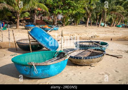 I coracoli tradizionali per la pesca si estendevano sulla non sviluppata South Beach (Bãi Nam) a Son tra, Danang, Vietnam Foto Stock