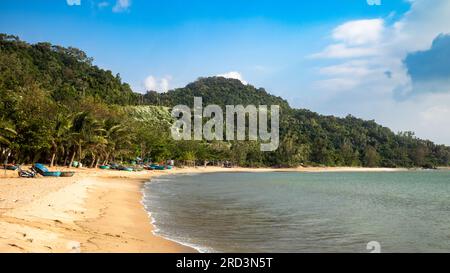 Una vista lungo South Beach (Bãi Nam) circondata da palme con coracle tradizionali trascinate sulla sabbia dai pescatori locali di Son tra, Danang, Vietnam Foto Stock