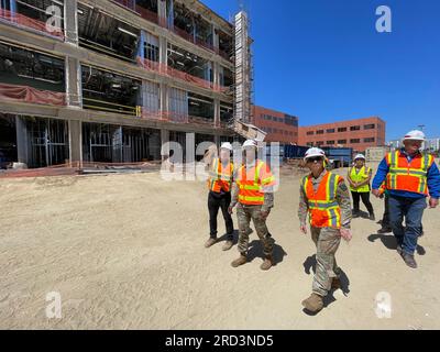 Brig. Generale Antoinette Gant, Stati Uniti Il comandante dell'Army Corps of Engineers della South Pacific Division, secondo da sinistra, intraprende una visita guidata del nuovo centro per lesioni al midollo spinale/Community Living Center, che dovrebbe essere completato nell'autunno 2024, presso il campus Veterans Affairs San Diego Health Care System. In questa foto, Gant è accompagnato dal colonnello Julie Balten, il comandante del distretto di Los Angeles del corpo, centro; Justin Gay, vice ingegnere distrettuale DELLA Distretto DI Los ANGELES, destra; Andrea vera, vice direttore per le operazioni delle strutture presso l'Ufficio delle costruzioni e della Gestione delle strutture del Dipartimento degli affari dei Veterani Foto Stock