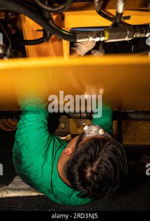 230627-N-EW043-2017 ATLANTIC OCEAN (27 giugno 2023) Aviation Support Equipment Technician Airman Chris Java, assegnato alla portaerei classe Nimitz USS George H.W. Boccola (CVN 77), trasmissione dei campioni e sostituzione del filtro di una gru broderson, 27 giugno 2023. Il George H.W. Bush è in corso nell'Oceano Atlantico conducendo le qualifiche dei vettori, un'evoluzione dell'addestramento che garantisce la competenza dei piloti. Foto Stock