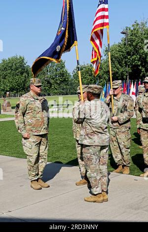 Il maggiore Andre McKinley, assegnato al 2nd Battalion, 347th Regiment (Training Support Battalion), 85th Support Command, si prepara a rilanciare i colori al tenente colonnello Anthony Von Plinsky durante una cerimonia di rinuncia alla responsabilità al Cashe Garden a Fort Stewart il 28 giugno 2023. Foto Stock