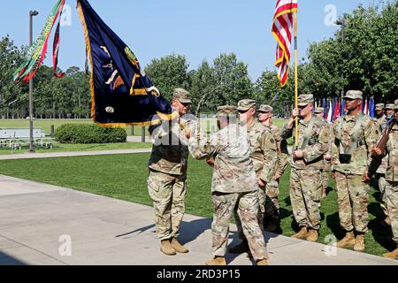 Il maggiore Andre McKinley, assegnato al 2nd Battalion, 347th Regiment (Training Support Battalion), 85th Support Command, passa i colori al tenente colonnello Anthony Von Plinsky durante una cerimonia di rinuncia alla responsabilità al Cashe Garden a Fort Stewart il 28 giugno 2023. Foto Stock