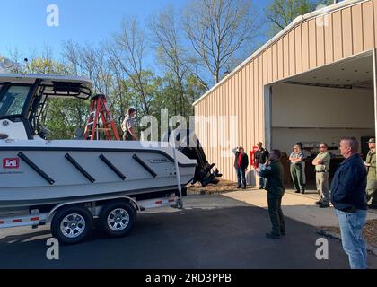 Il ranger del Lake Cumberland Park Dylan Norton conduce un incontro di sicurezza con la sua squadra prima che si dirigano verso l'acqua per la pattuglia di sicurezza del lago Cumberland nel Somerset, Kentucky. (Foto USACE) Foto Stock