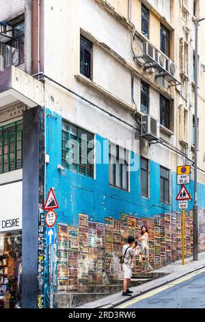 Coppia cinese che scatta selfie di fronte a graffiti e Street art, Graham Street, Soho, Hong Kong, sar, Cina Foto Stock