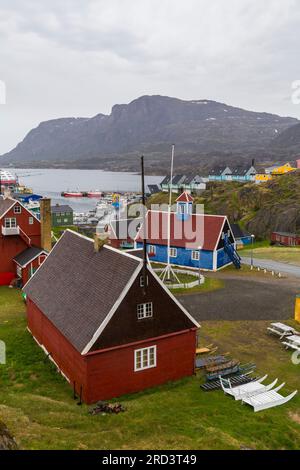 L'Old Shop e la chiesa di Bethal nel museo di Sisimiut a Sisimiut, Groenlandia, in una giornata piovosa a luglio Foto Stock