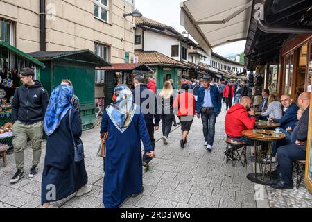 Una strada nel quartiere del bazaar Baščaršija a Sarajevo, Bosnia-Erzegovina centrale, penisola balcanica, Europa orientale. Foto Stock