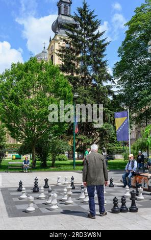 Giocare a scacchi all'aperto in piazza Alija Izetbegovic, a Sarajevo, Bosnia Erzegovina centrale, penisola balcanica, Europa orientale. Foto Stock