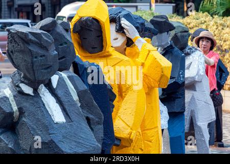 Statue e turisti al Centro culturale di Hong Kong, Kowloon, Hong Kong, sar, Cina Foto Stock