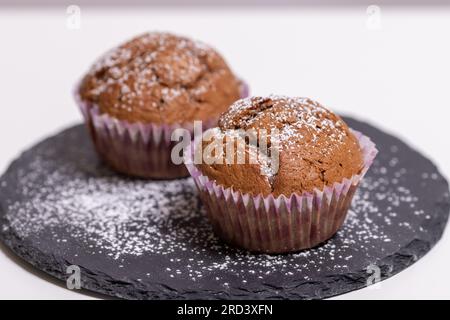 Torta fresca fatta in casa con tazza di banana Foto Stock