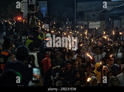 Bogor, Giava Occidentale, Indonesia. 18 luglio 2023. I musulmani tengono torce durante una parata per celebrare il capodanno islamico. Centinaia di musulmani hanno partecipato a una parata per celebrare l'inizio del nuovo anno islamico 1445. (Immagine di credito: © Adriana Adie/ZUMA Press Wire) SOLO USO EDITORIALE! Non per USO commerciale! Foto Stock