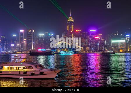 Skyline di Hong Kong di notte con spettacolo laser, Victoria Harbour, sar, Cina Foto Stock