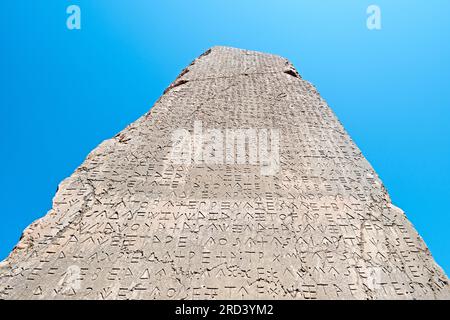 Antalya, Turchia - 15 luglio 2023: Iscrizione in pietra Monumentale Licia nell'antica città di Xanthos Foto Stock