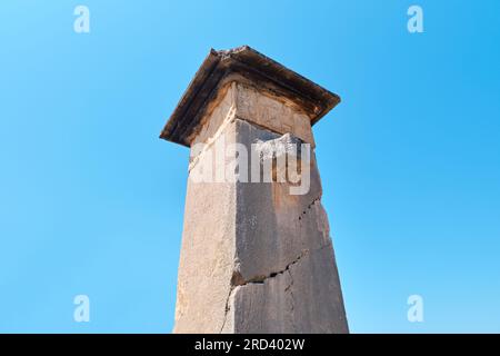 Antalya, Turchia - 15 luglio 2023: La tomba di Harpy, una camera in marmo di una tomba a pilastri dell'antica città di Xanthos Foto Stock