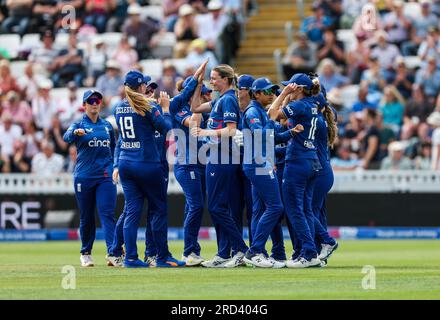 L'inglese Lauren Bell festeggia dopo che Phoebe Litchfield (non in foto) è stata catturata da Sophie Ecclestone durante il terzo giorno internazionale della Women's Ashes Series presso il Cooper Associates County Ground, Taunton. Data foto: Martedì 18 luglio 2023. Foto Stock