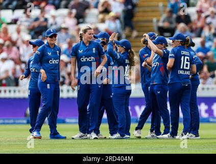 L'inglese Lauren Bell festeggia dopo che Phoebe Litchfield (non in foto) è stata catturata da Sophie Ecclestone durante il terzo giorno internazionale della Women's Ashes Series presso il Cooper Associates County Ground, Taunton. Data foto: Martedì 18 luglio 2023. Foto Stock