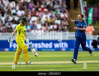 L'inglese Lauren Bell (a destra) celebra il bowling dell'australiana Alyssa Healy durante il terzo giorno internazionale della Women's Ashes Series presso il Cooper Associates County Ground, Taunton. Data foto: Martedì 18 luglio 2023. Foto Stock