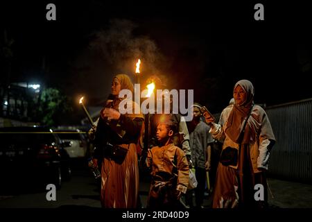 Bogor, Giava Occidentale, Indonesia. 18 luglio 2023. I musulmani tengono torce durante una parata per celebrare il capodanno islamico. Centinaia di musulmani hanno partecipato a una parata per celebrare l'inizio del nuovo anno islamico 1445. (Immagine di credito: © Adriana Adie/ZUMA Press Wire) SOLO USO EDITORIALE! Non per USO commerciale! Foto Stock