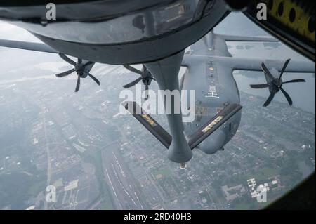 Un aereo MC-130J del 193rd Special Operations Wing Aircraft segue da vicino un aereo KC-135 del 171st Air Refueling Wing come entrambi volano sui monumenti storici della Pennsylvania mentre celebrano il 100 anniversario dell'Air Refueling il 27 giugno 2023. Il 100° anniversario seguì il 75° anniversario dell'unità della Pennsylvania Air National Guard a Pittsburgh ora nota come 171st Air Refueling Wing. Foto Stock