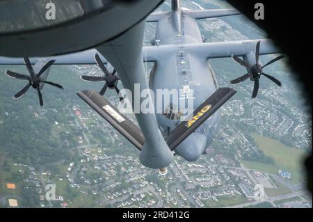 Un aereo MC-130J del 193rd Special Operations Wing Aircraft segue da vicino un aereo KC-135 del 171st Air Refueling Wing come entrambi volano sui monumenti storici della Pennsylvania mentre celebrano il 100 anniversario dell'Air Refueling il 27 giugno 2023. Il 100° anniversario seguì il 75° anniversario dell'unità della Pennsylvania Air National Guard a Pittsburgh ora nota come 171st Air Refueling Wing. Foto Stock