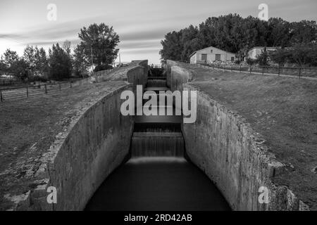 Europa, Spagna, Castiglia e León, Fromista, la dismessa Esclusa Cuádruple (Quadrupla chiusa) sul Canale di Castiglia (Canal de Castilla) di notte Foto Stock