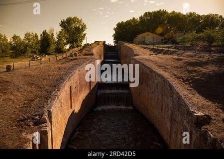 Europa, Spagna, Castiglia e León, Fromista, la dismessa Esclusa Cuádruple (Quadrupla chiusa) sul Canale di Castiglia alla prima luce Foto Stock