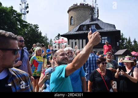 Klet, Repubblica Ceca. 18 luglio 2023. Un sostenitore fa un selfie con il presidente Petr Pavel, mentre il presidente scalava il monte Klet nella foresta Blansky ai piedi delle colline di Sumava durante la sua visita di due giorni nella regione della Boemia meridionale, il 18 luglio 2023. Foto Stock