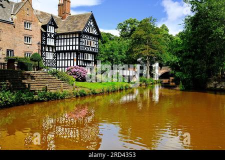 Villaggio storico di Worsley con case in stile tudor vicino al canale Bridgewater Foto Stock