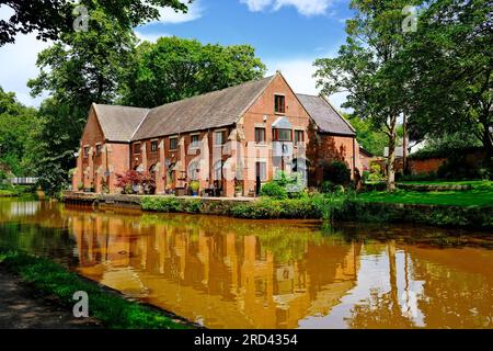 Villaggio storico di Worsley con case in stile tudor vicino al canale Bridgewater Foto Stock