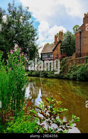 Villaggio storico di Worsley con case in stile tudor vicino al canale Bridgewater Foto Stock