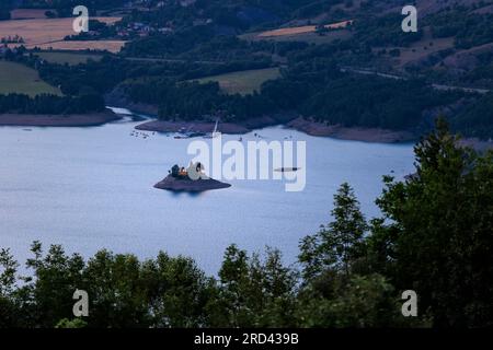 La piccola Chapelle Saint-Michel sul lago di Serre Poncon Gola del Verdon Provence-Alpes-Côte d'Azur Alpes-de-Haute-Provence Francia Foto Stock