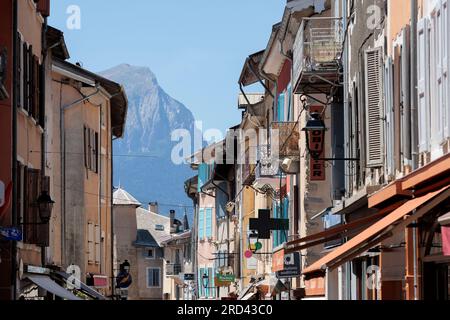 Street Scene lungo Rue Clovis Hugues, Embrun, Gap, Hautes-Alpes, Provence-Alpes-Cote d’Azur, Francia Foto Stock