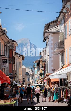Street Scene lungo Rue Clovis Hugues, Embrun, Gap, Hautes-Alpes, Provence-Alpes-Cote d’Azur, Francia Foto Stock